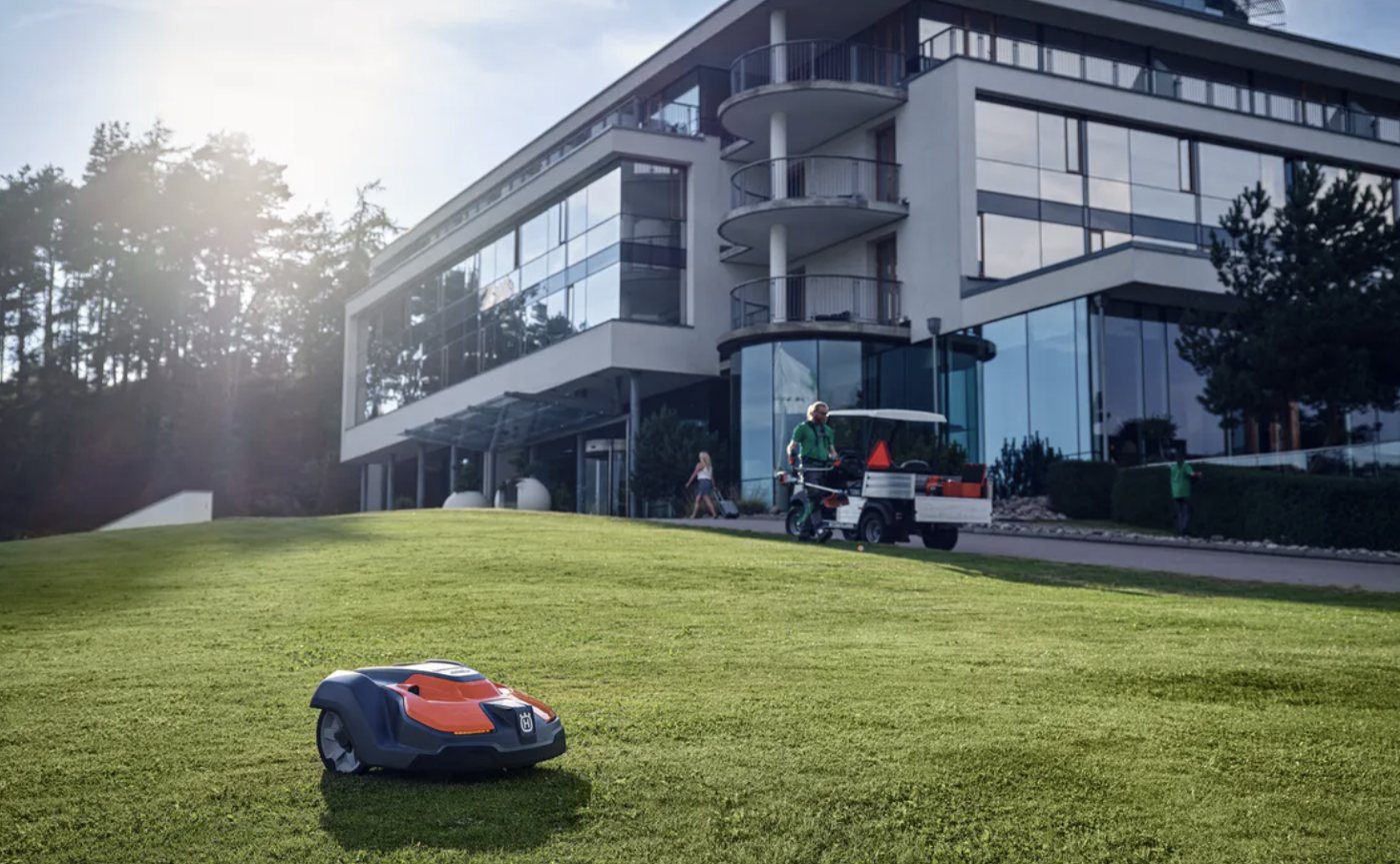 Husqvarna Automower 550 EPOS på plen ved hotell